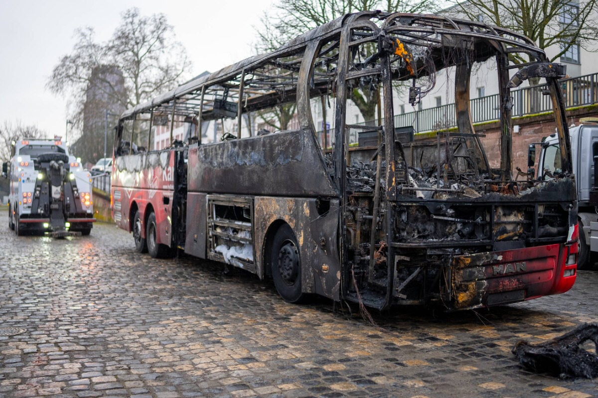 HFC-Mannschaftsbus-abgefackelt-Dieser-Angriff-berschreitet-jede-Grenze-