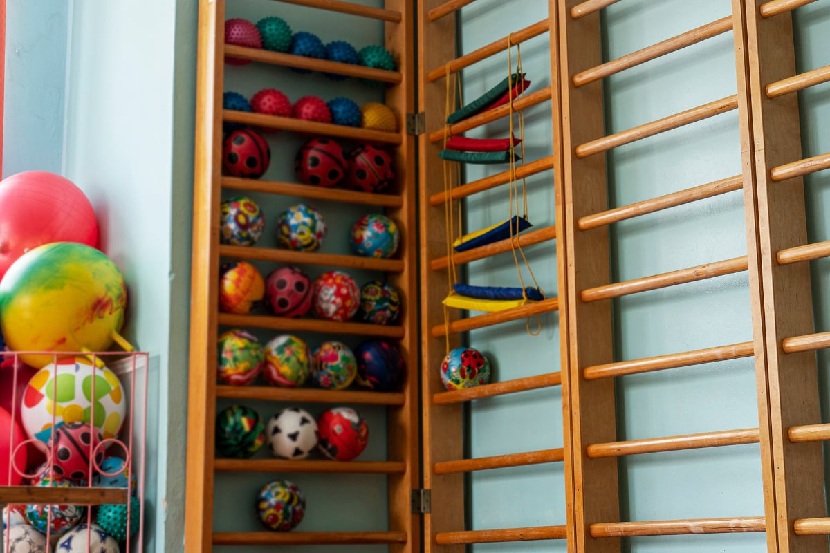 Einsatz-im-Kindergarten-Junge-klemmt-in-Sprossenwand