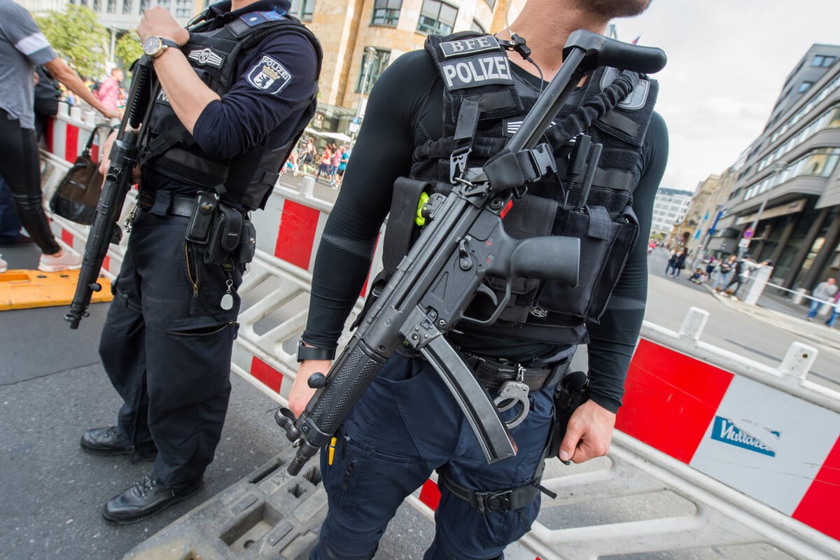 Einsatz vor Bar in Berlin-Mitte: Polizei rückt mit Maschinenpistolen an