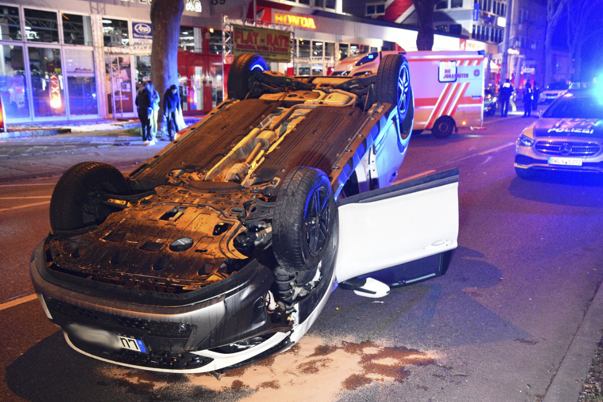 Schwerer Crash in Mannheim: Auto landet auf dem Dach, Straße gesperrt