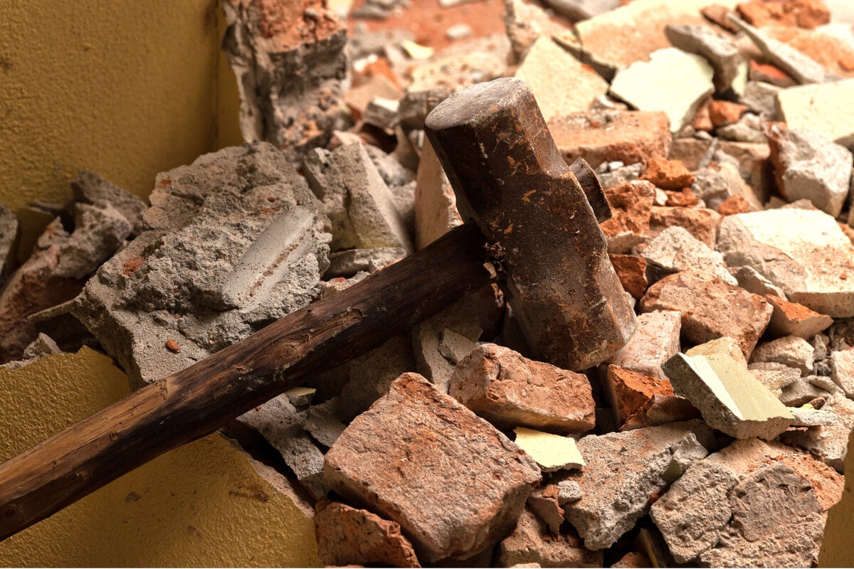Eisenstück von Hammer splittert ab und trifft Arbeiter "wie ein Geschoss" in der Brust