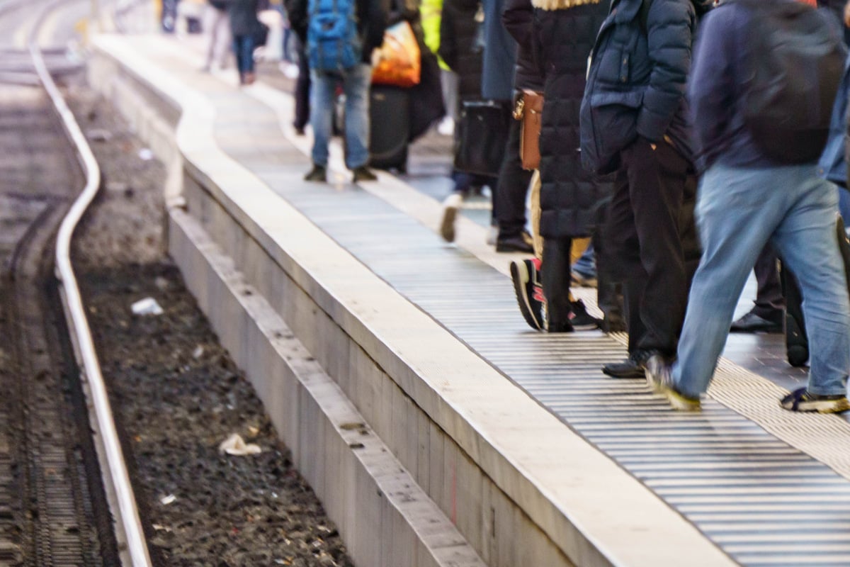 schockmoment-am-bahnsteig-frau-ins-gleisbett-gesto-en-dann-rollt-s-bahn-an