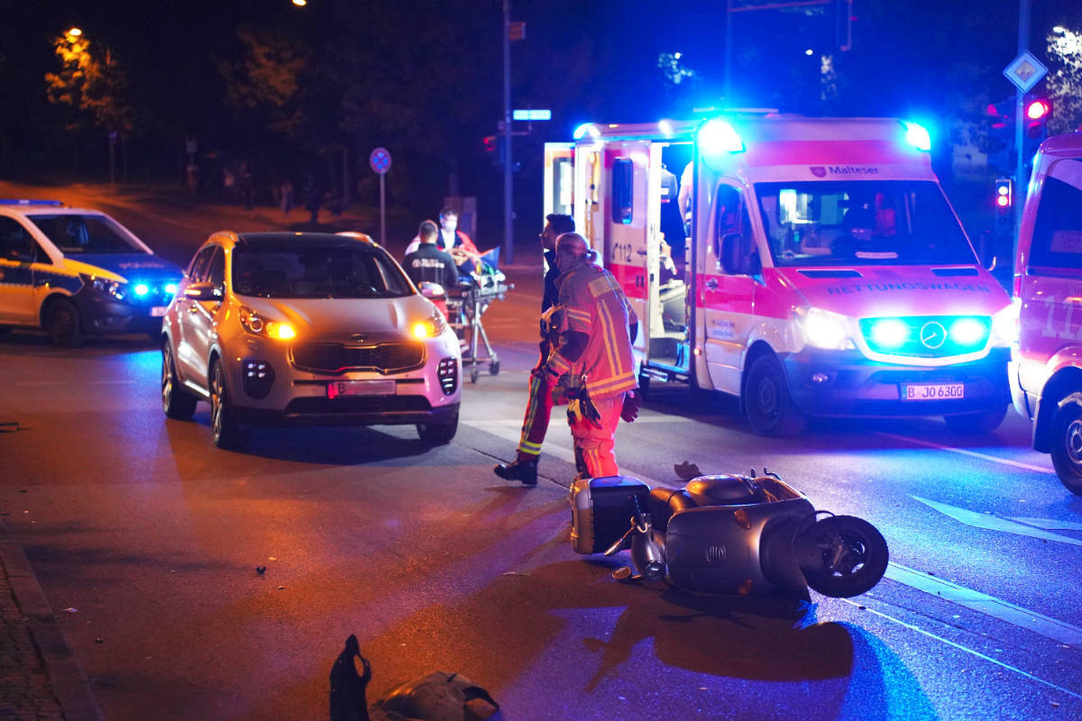 Autofahrer-f-hrt-Rollerfahrerin-um-und-verliert-bei-Flucht-gestohlenes-Kennzeichen