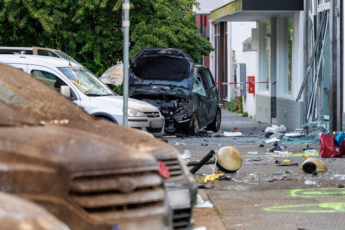 Auto "rutscht" in Schaufenster: Sechs Verletzte bei Unfall
