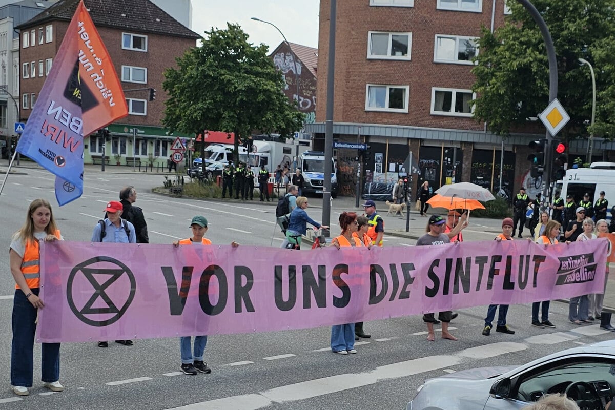 Zwischenfall mit Biker? Aktivisten blockieren Kreuzung in Hamburg