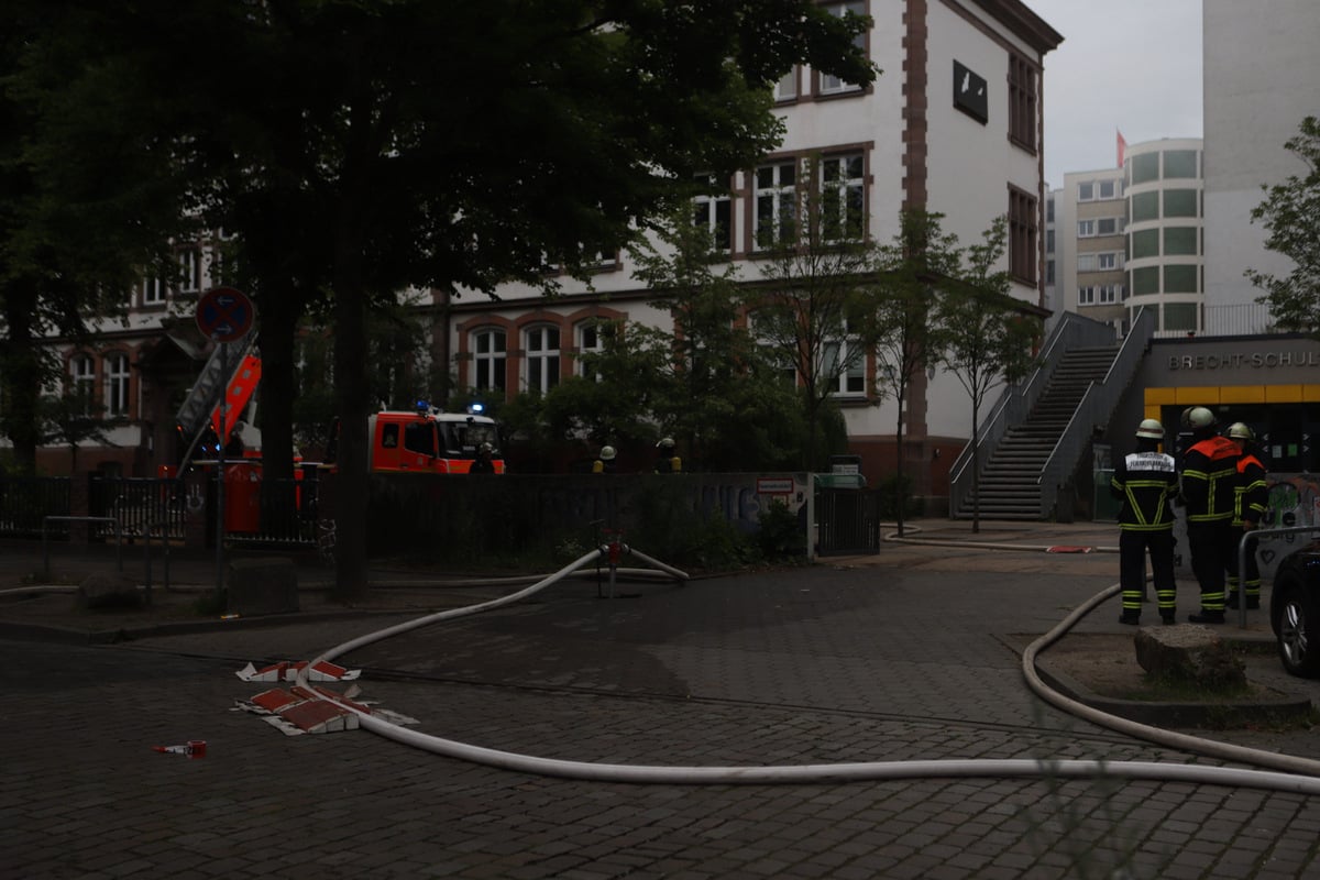 Feuer in Hamburger Schule ausgebrochen: Feuerwehr warnt Bevölkerung