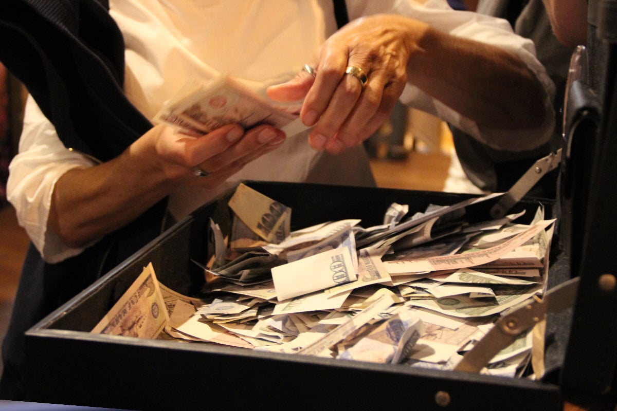 Kinobesucher werden mit Koffern voller Geld überrascht: "Könnt richtig viel mitnehmen"