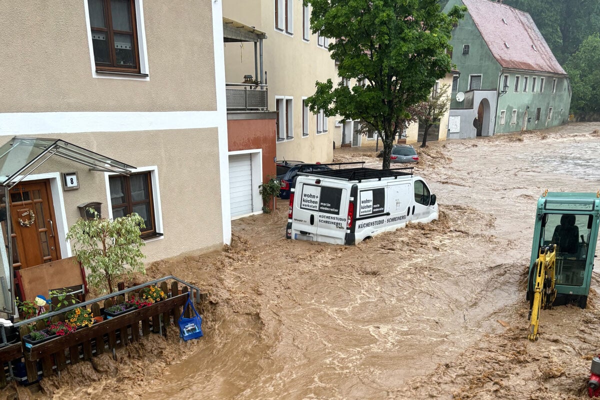 Unwetter in Bayern sorgt für Chaos: Autos treiben im Wasser, vollgelaufene Keller