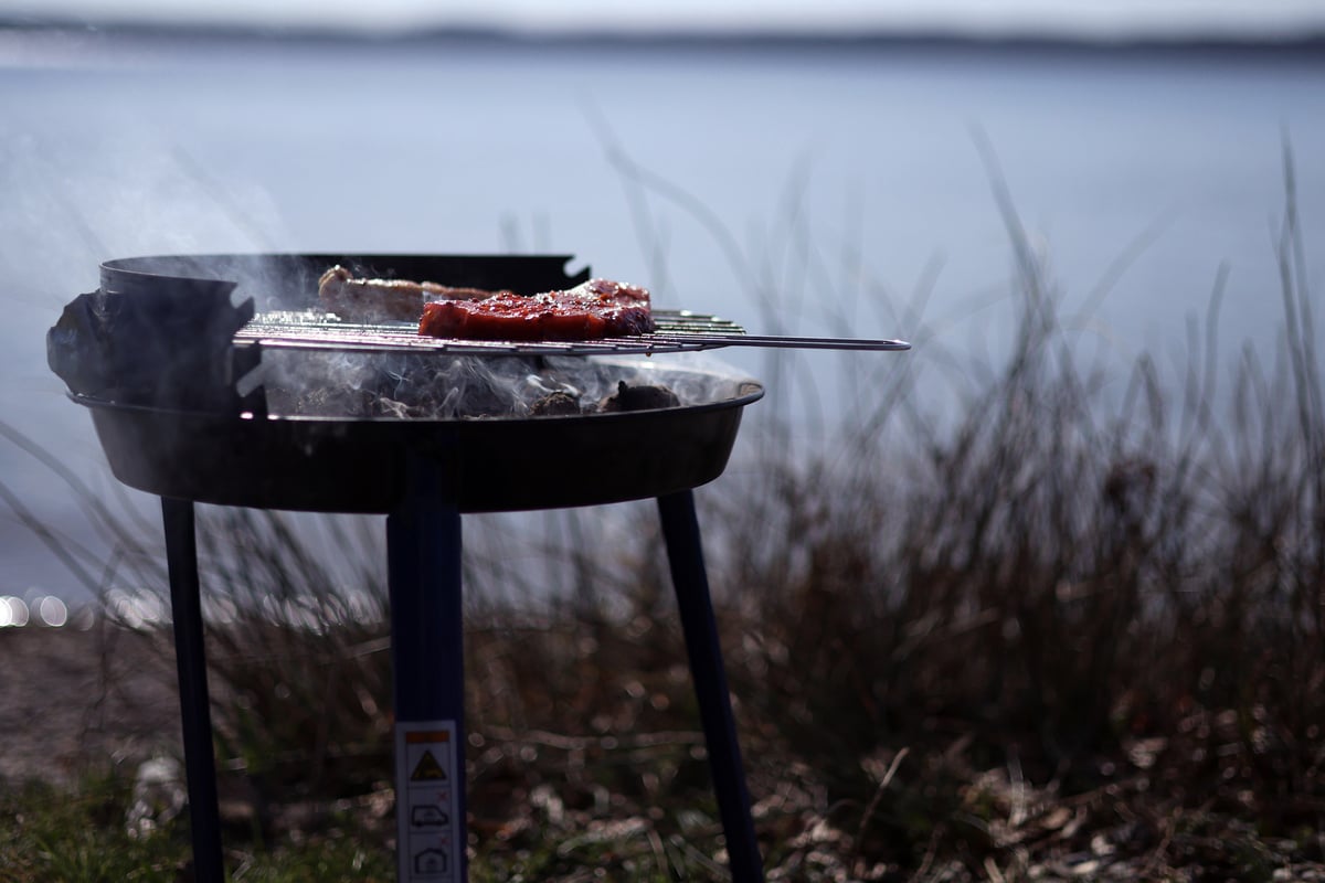 Brennend-in-Kanal-gesprungen-Junge-beim-Grillen-von-Stichflamme-getroffen