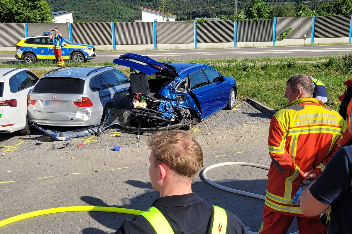 Auto rast auf DM-Parkplatz: Fußgänger stirbt