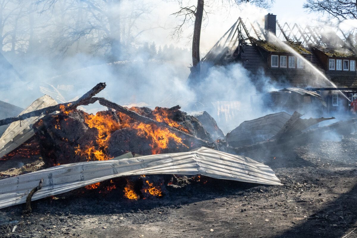 Großeinsatz! Feuer zerstört mehrere Gebäude auf Hof | TAG24