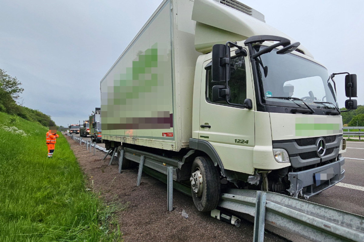 Unfall auf A4 in Sachsen: Blumen-Laster kracht gegen Leitplanke