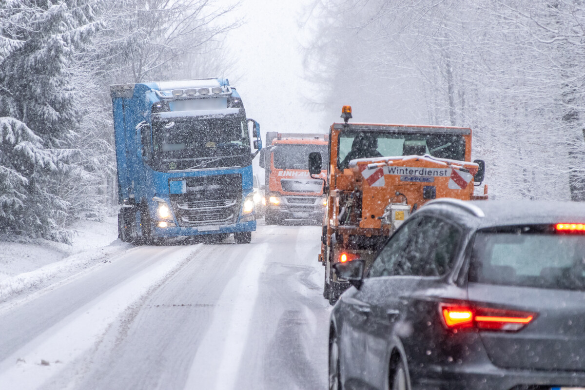 Neuschnee sorgt für Verkehrschaos im Erzgebirge
