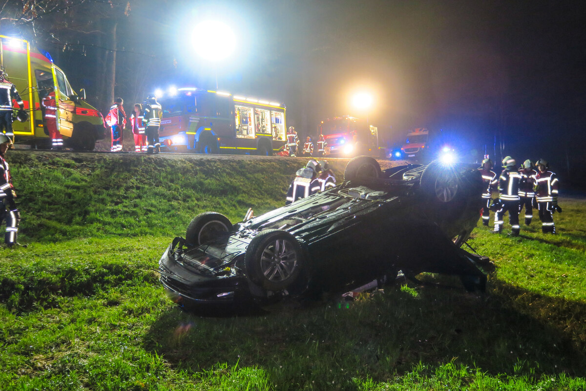 Schwerer Unfall im Erzgebirge: VW überschlägt sich, mehrere Verletzte