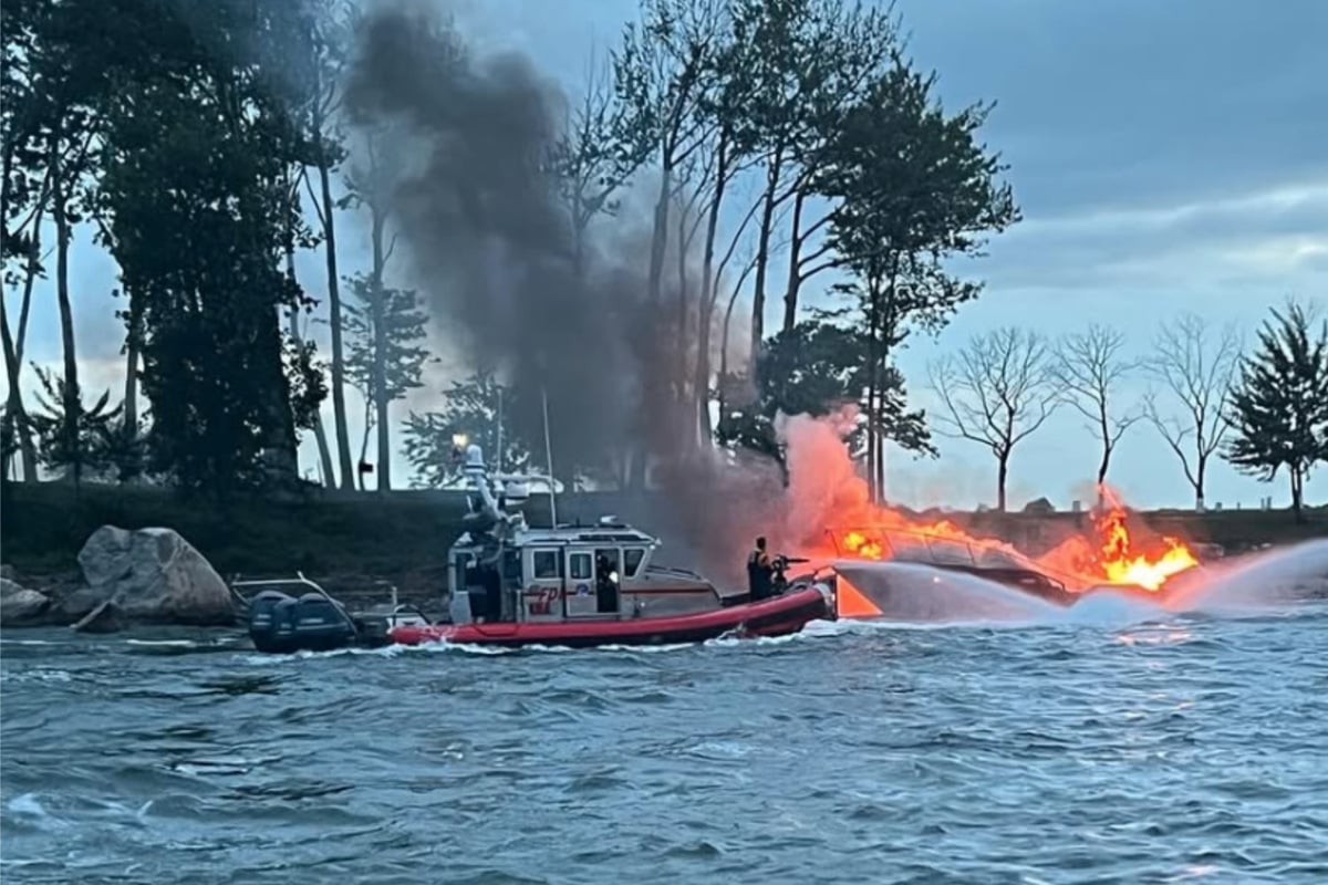 Boot-geht-pl-tzlich-in-Flammen-auf-Zahlreiche-Menschen-schwimmen-um-ihr-Leben