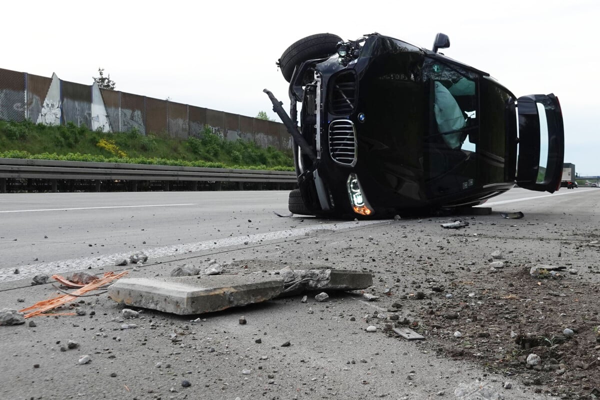 Unfall auf der A14 bei Leipzig: BMW kippt um und bleibt auf Seite liegen!