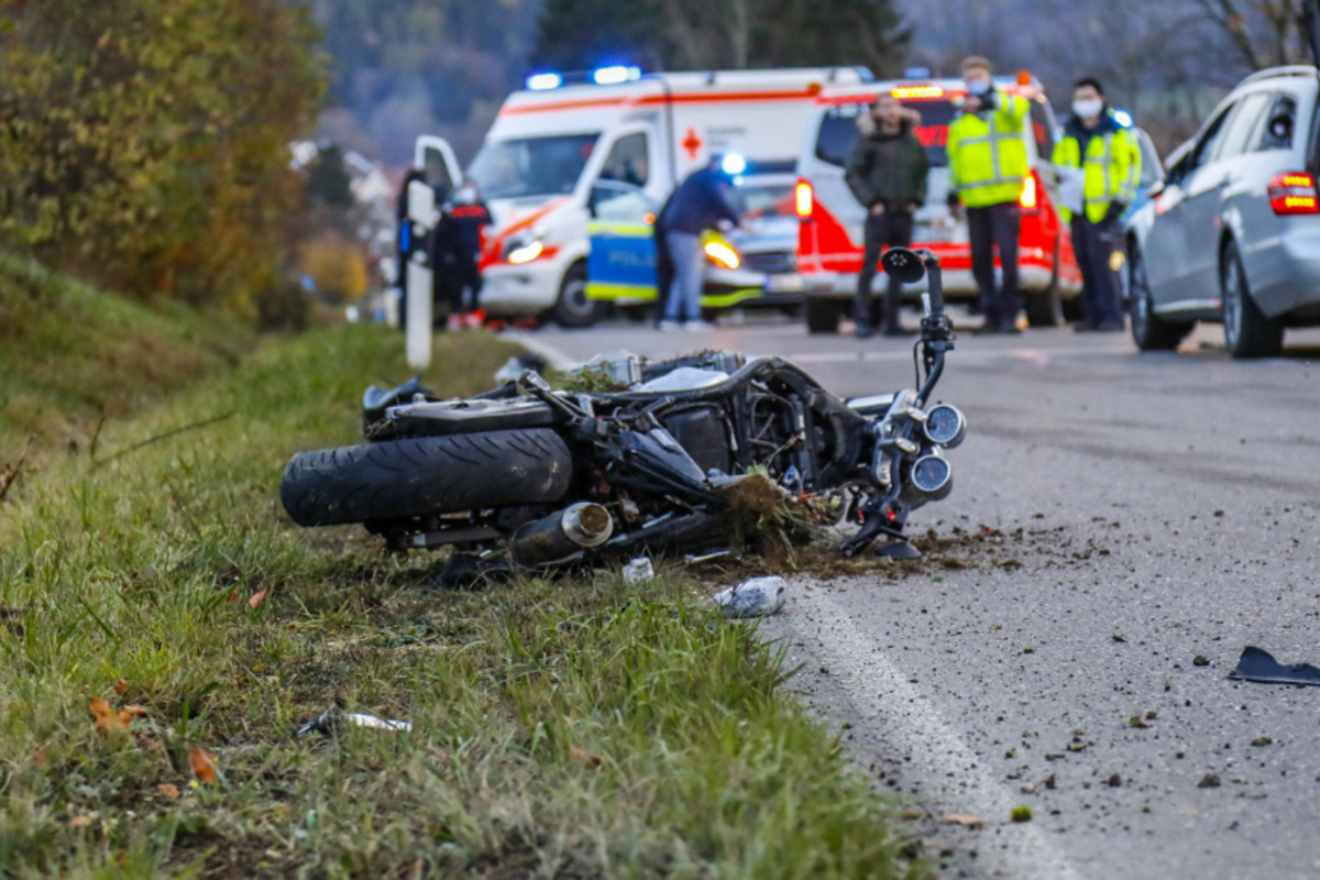 Horror-Crash: Motorradfahrer Stirbt