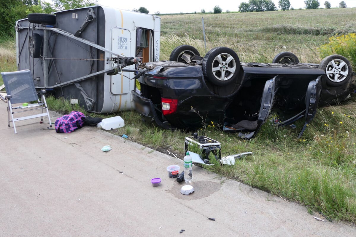 Anhänger auf der Seite, Auto auf dem Dach: A14-Unfall mit fünf Verletzten nahe Leipzig