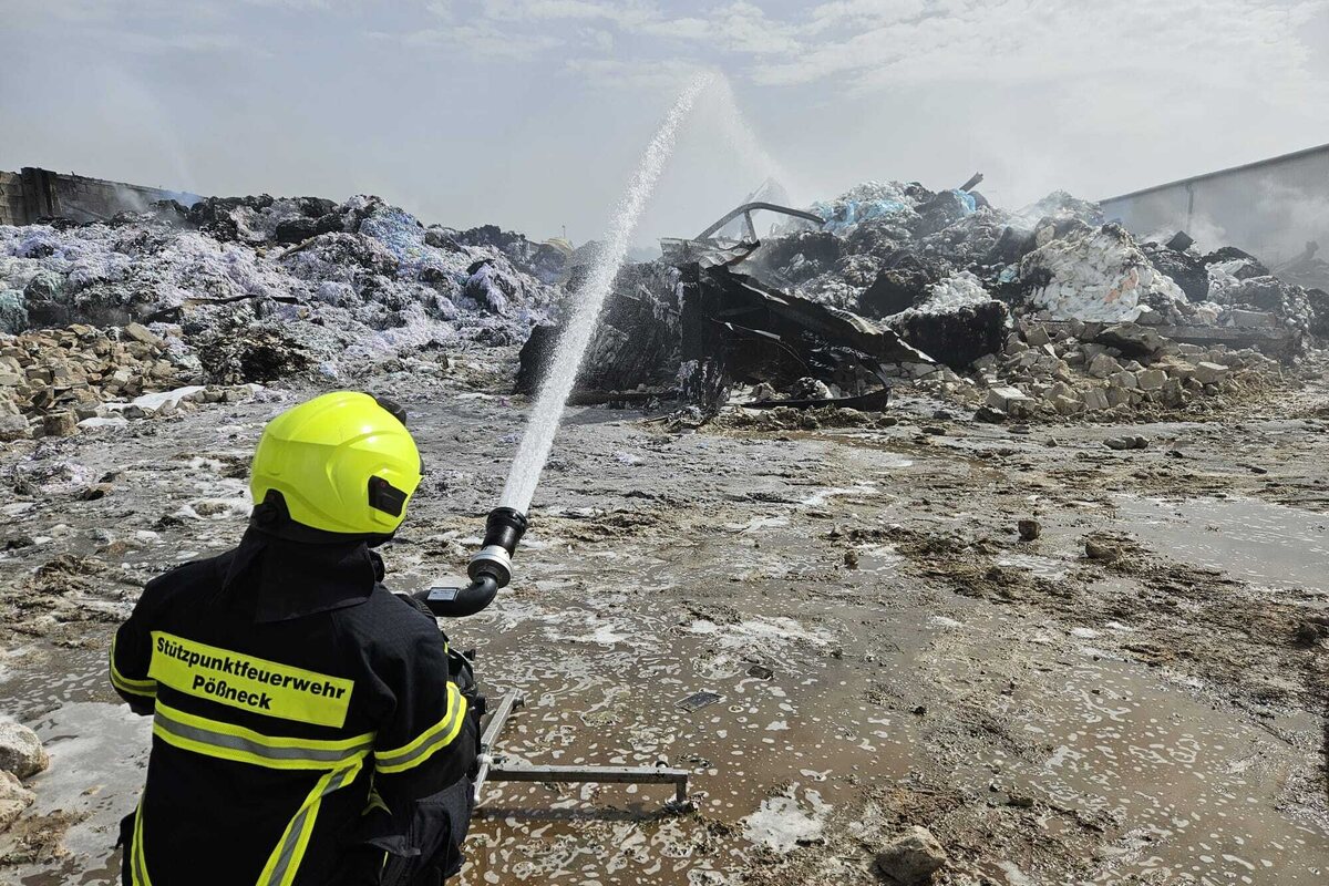 Flammen vernichten Lagerhalle: Feuerwehr über 20 Stunden lang im Einsatz