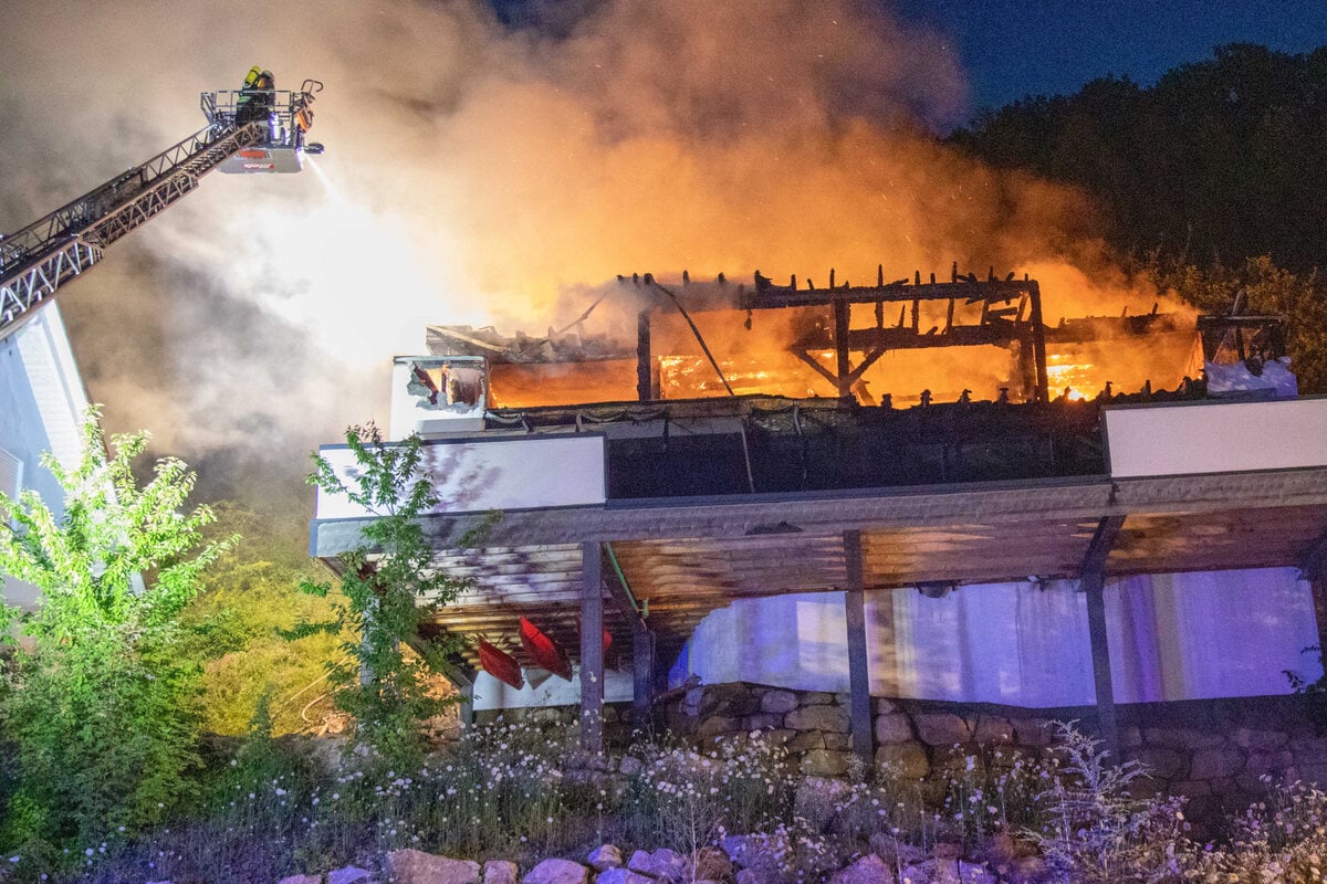 Mitten in der Nacht: Wohnhaus in Südosthessen plötzlich lichterloh in Flammen