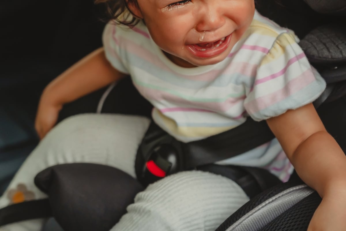 Kleinkind bei Hitze allein im Auto: Mutter sorgt mit Reaktion für Kopfschütteln