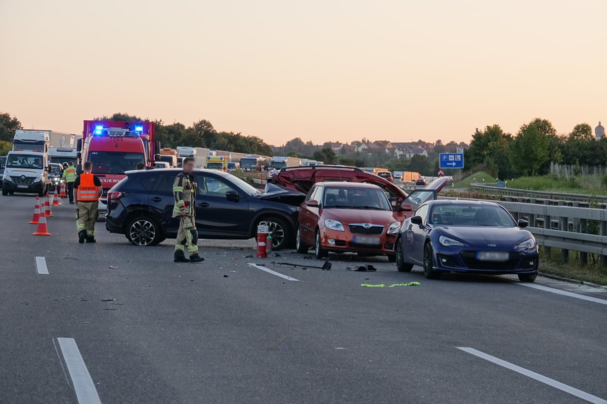 Unfall A4: Autobahn Gesperrt Und Mehrere Verletzte - Vier Autos Krachen ...