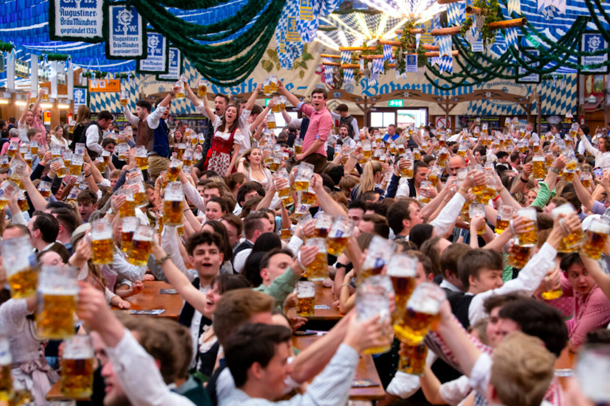 Frühlingsfest in München eröffnet: Dichtes Gedränge im Bierzelt