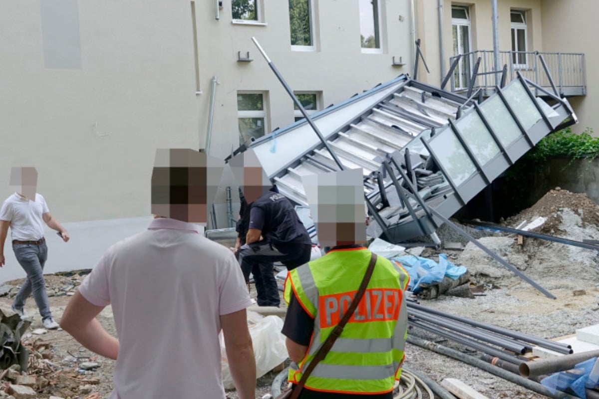 Drama in Sachsen: Balkon kracht in die Tiefe, Bauarbeiter schwer verletzt