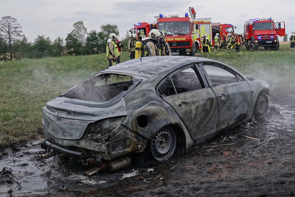 Mysteriöser Auto-Brand bei Dresden: Opel fackelt auf Feld ab, wer hat ihn da abgestellt?