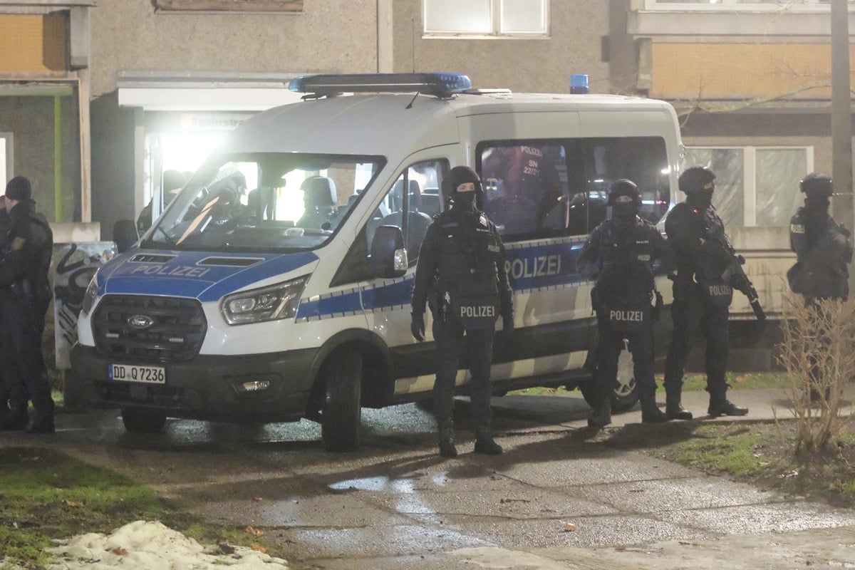 Hammer-Fund-bei-Verkehrskontrolle-in-Leipzig-Taxi-Fahrgast-hat-Tasche-voller-Pistolen-dabei-