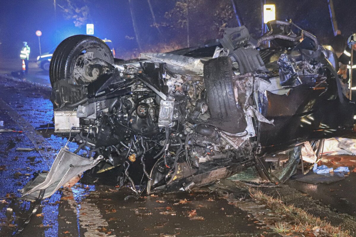 Auto überschlägt sich mehrfach: Fünf Verletzte nach heftigem Crash