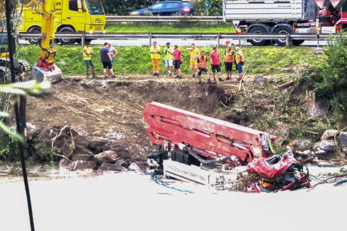 Tödlicher Unfall: Lkw stürzt in Fluss, Fahrer (†47) stirbt noch vor Ort