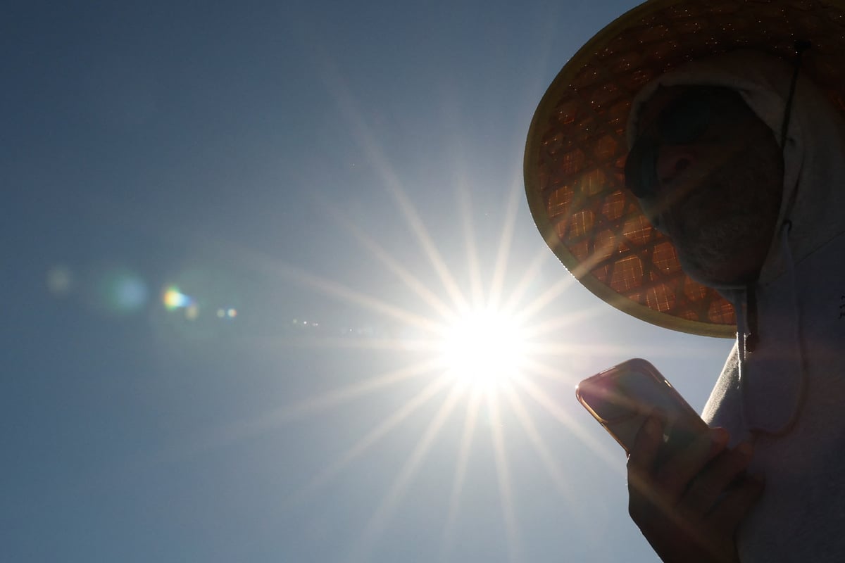 Forecasters predict "very strong" El Niño that could spark extreme weather