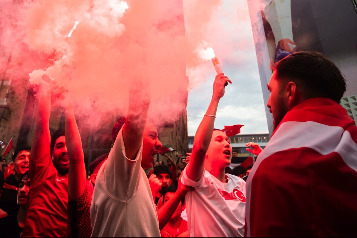 Türkische Fans feiern EM-Sieg gegen Georgien mit Autokorso und Böllern