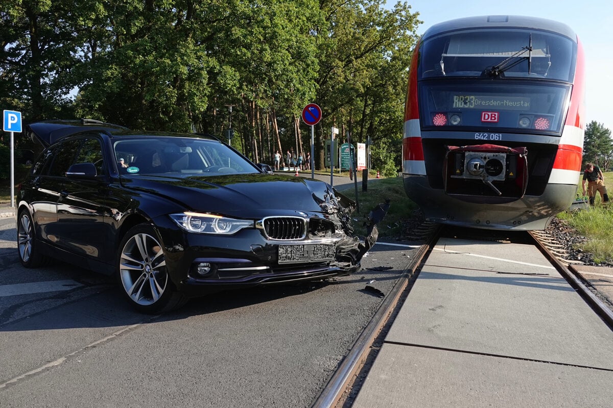 BMW-Fahrerin kracht an Dresdner Bahnübergang gegen Zug!