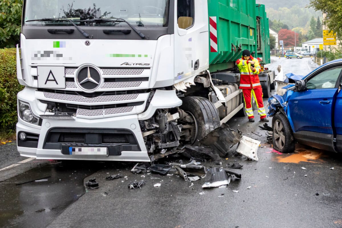 Frontal-Zusammensto-mit-M-llfahrzeug-Stundenlange-Bergungsarbeiten
