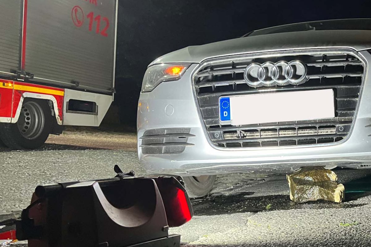 Gesteinsbrocken bremst Audi aus und reißt Loch in Ölwanne - Polizei steht vor Rätsel