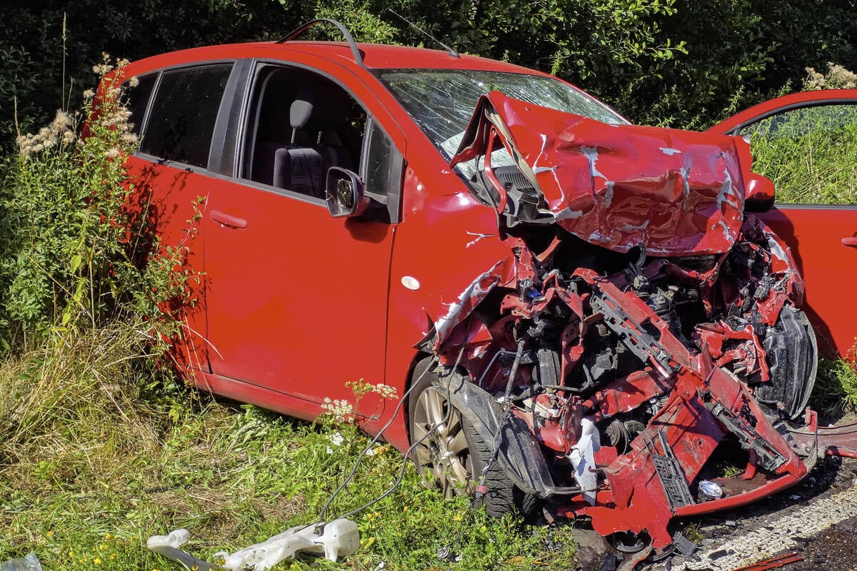 Schlimmer-Frontalcrash-auf-Landstra-e-Ein-Fahrer-stirbt