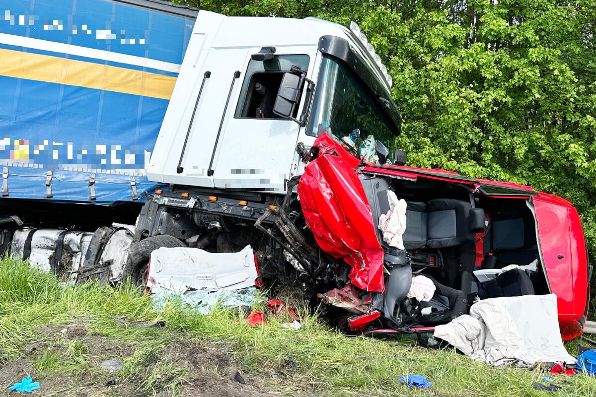 Lkw durchbricht Mittelleitplanke und kracht in VW: Pärchen stirbt bei Horror-Unfall