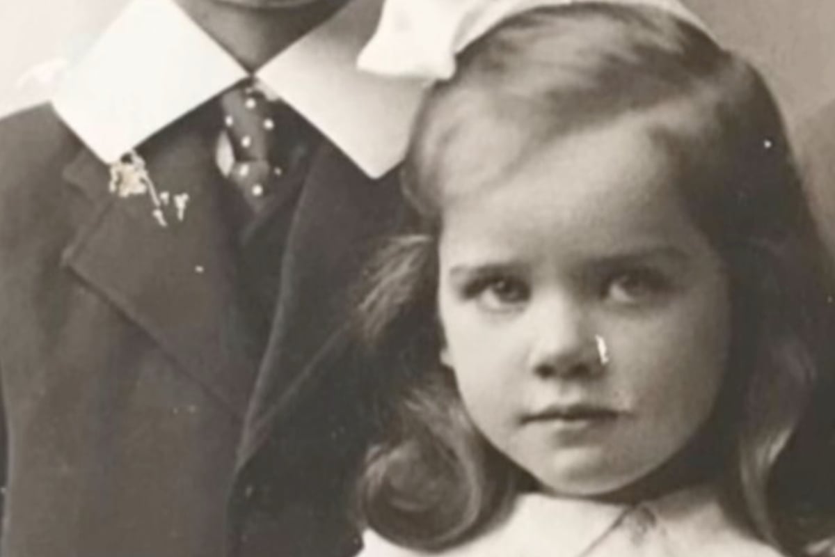 Mutter-betrachtet-Kinderfoto-ihrer-Uroma-Was-sie-dann-bemerkt-haut-sie-um