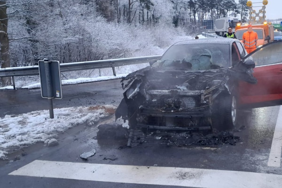 Auto-steht-pl-tzlich-in-Flammen-Fahrer-verletzt