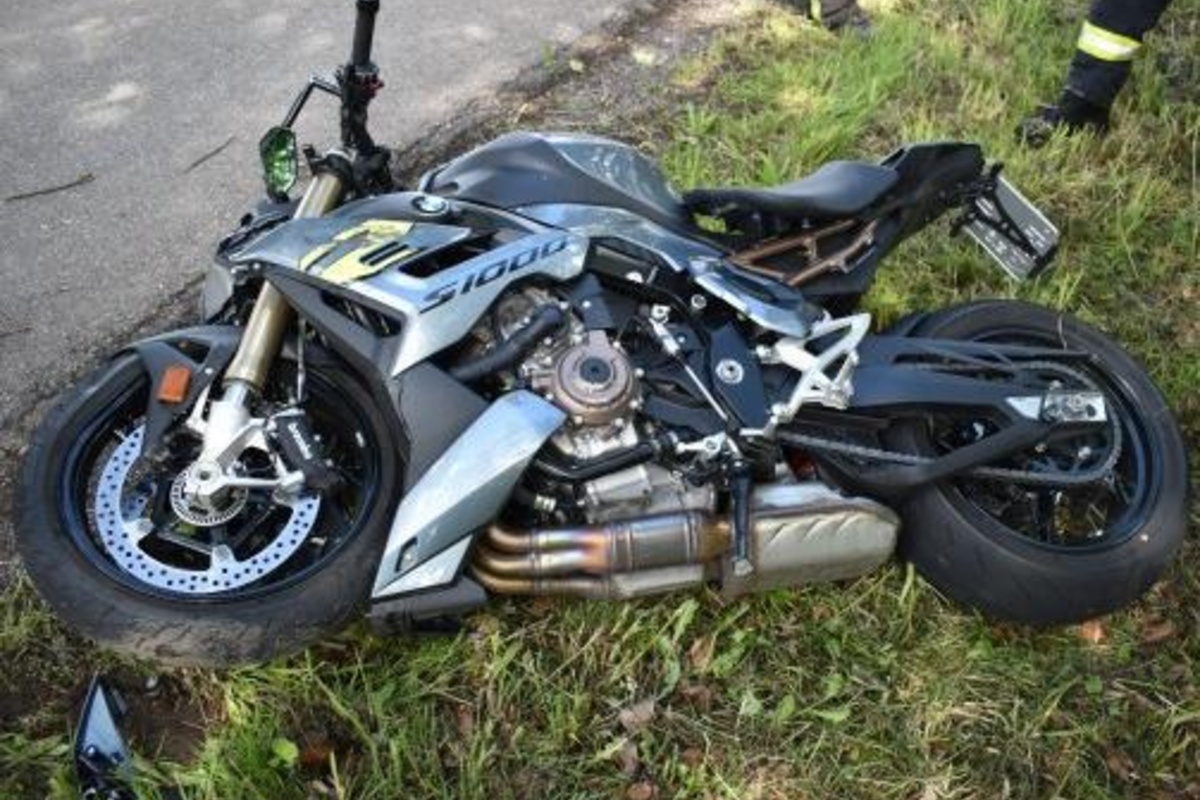 Motorrad kracht in Transporter: Biker erleidet lebensgefährliche Verletzungen