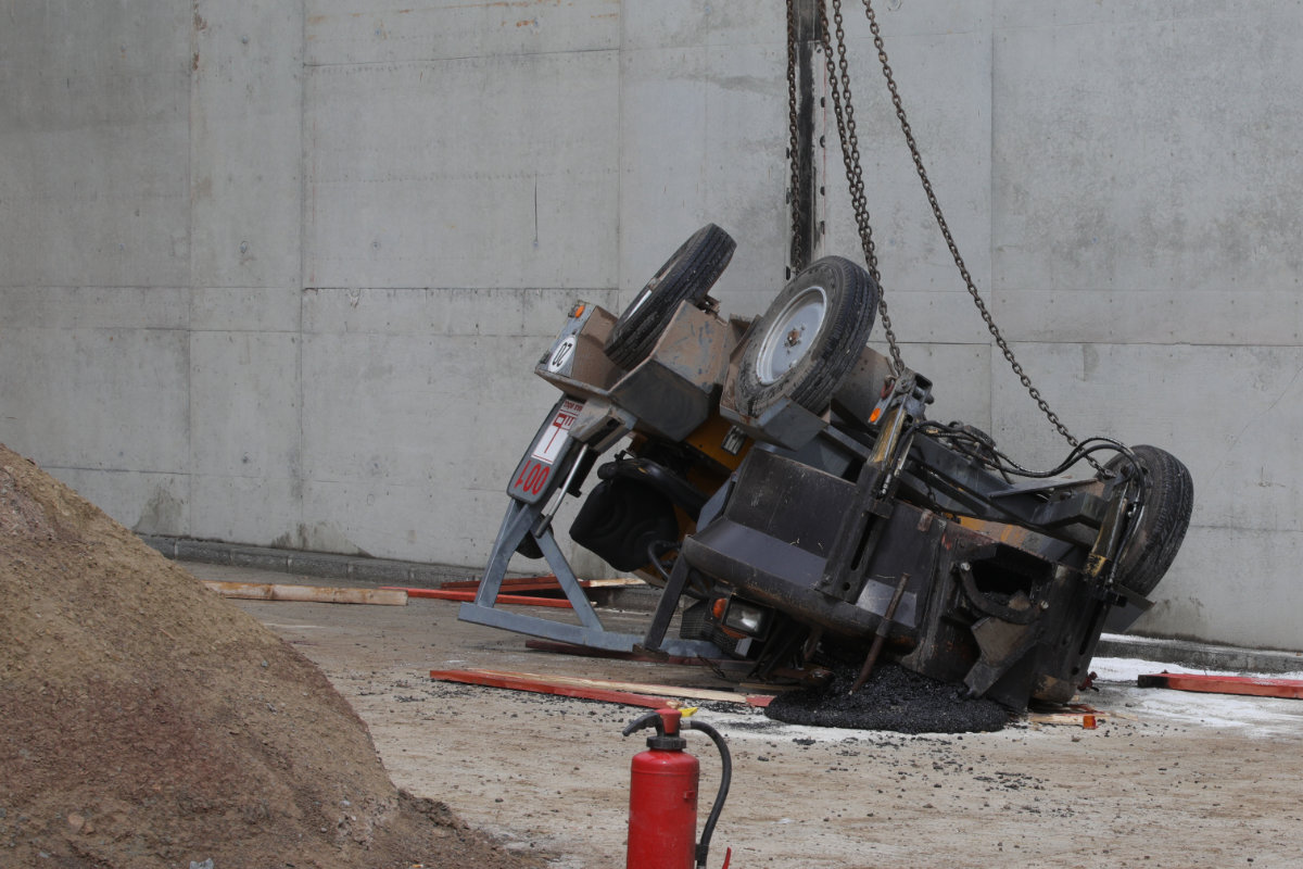 Baufahrzeug stürzt bei A6 von Brücke! Fahrer schwer verletzt mit Hubschrauber abgeholt