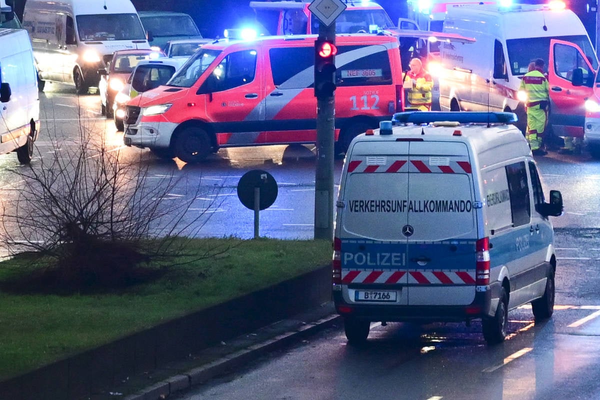 Biker nach Unfall von Laster mitgeschleift: Gegen drei geparkte Autos gekracht