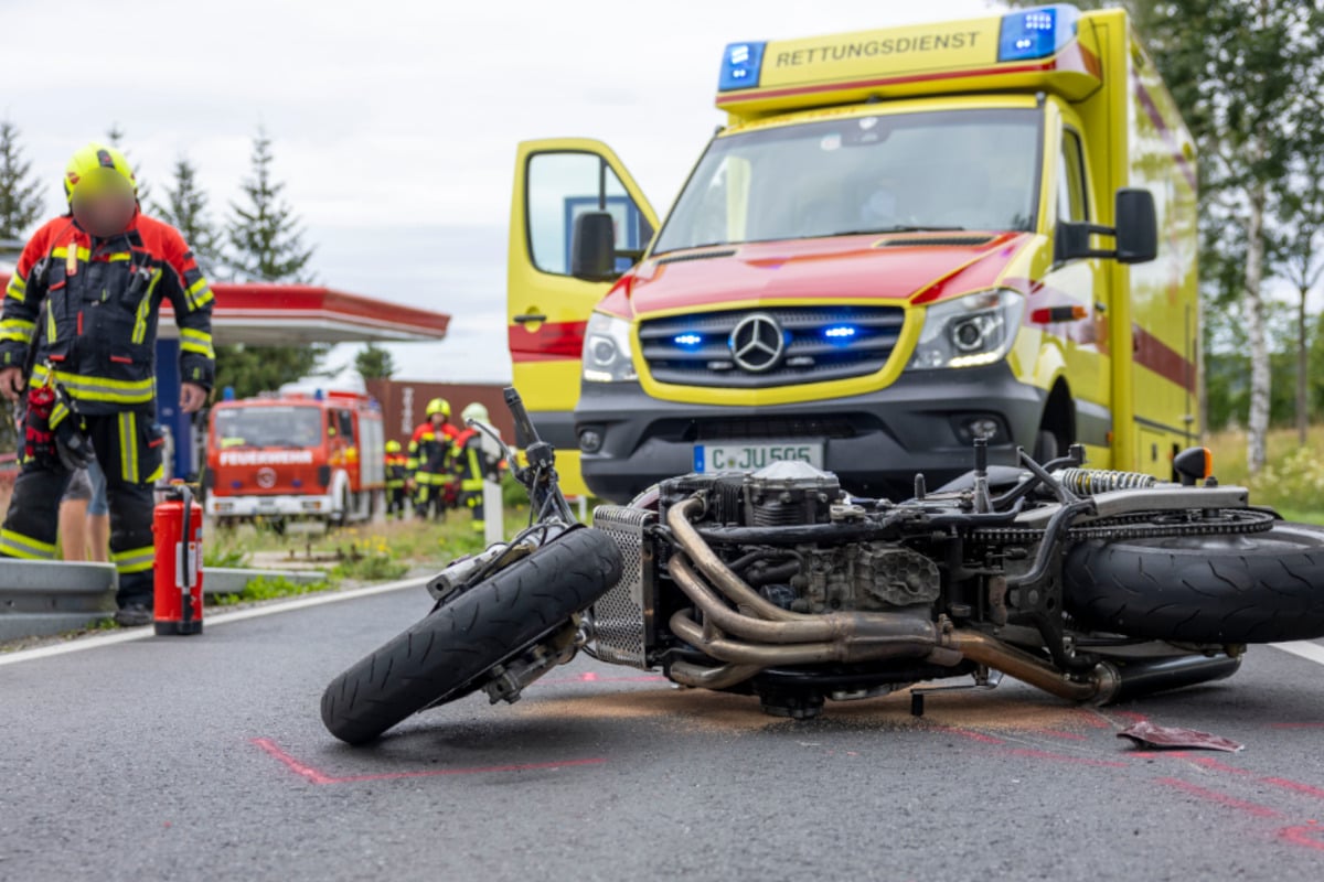Erzgebirge: Bundesstraße nach Biker-Unfall gesperrt