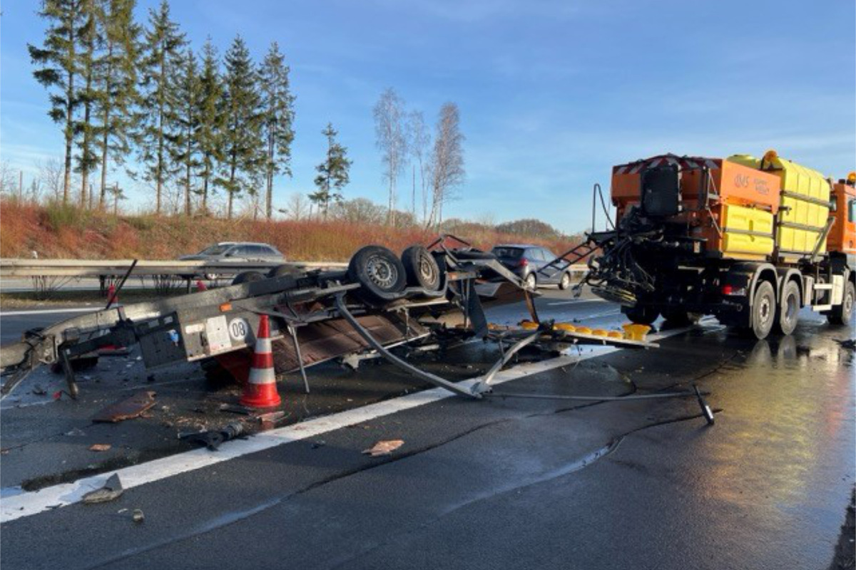 Lkw kracht in Fahrzeuggespann: Mega-Schaden auf Autobahn im Norden
