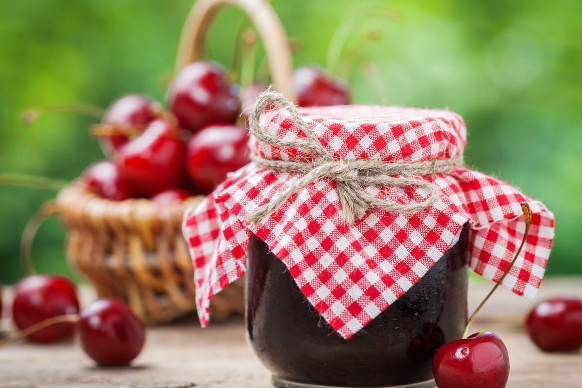 Dieses-einfache-Kirschmarmelade-Rezept-bringt-den-Sommer-im-Glas