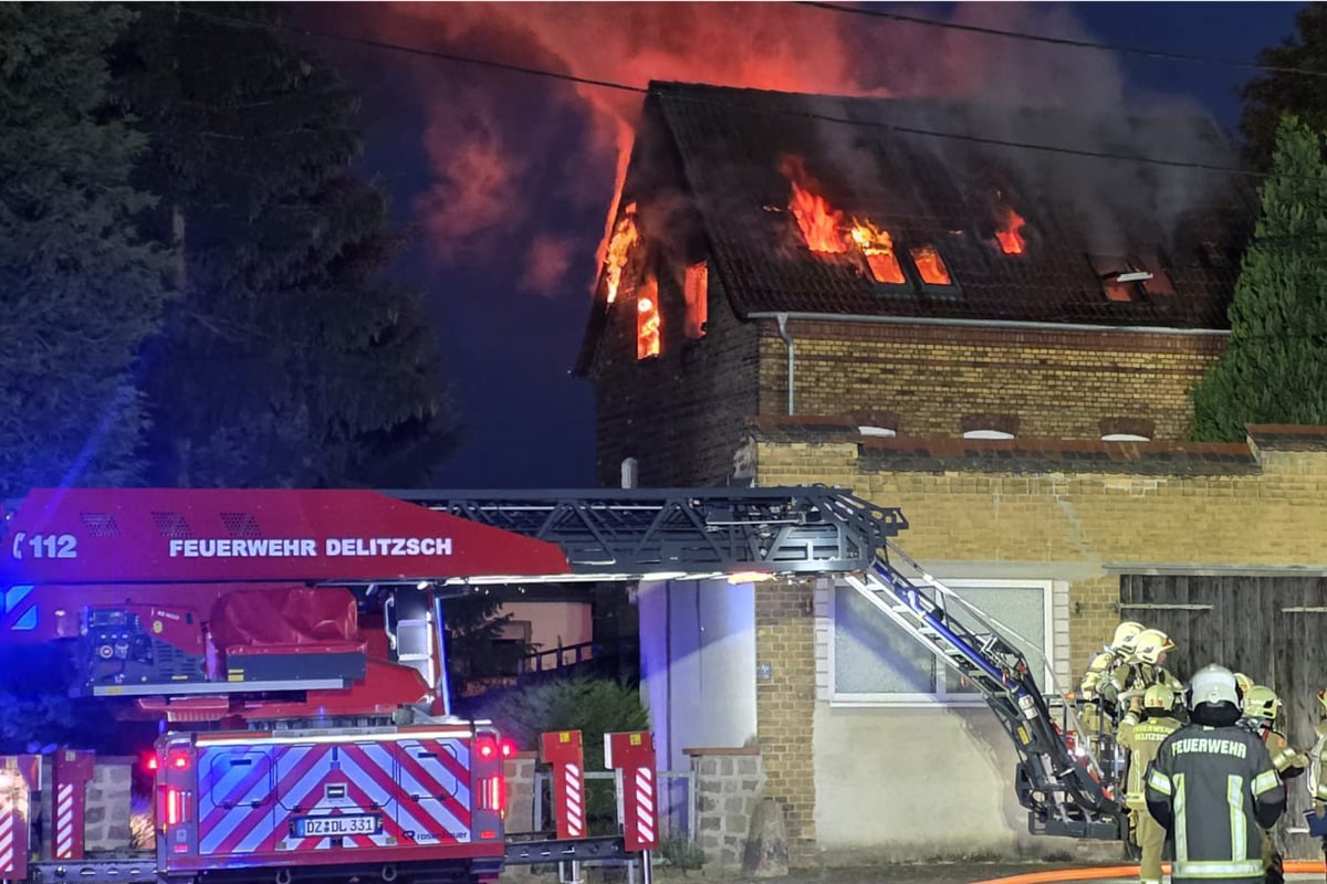 Dachstuhl-brennt-lichterloh-S-chsische-Feuerwehr-im-Gro-einsatz