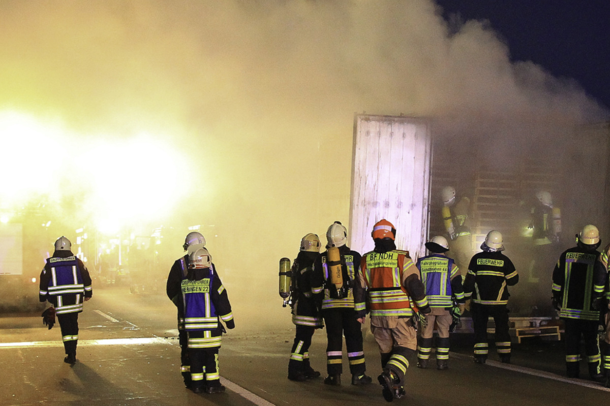 Lkw-Anhänger mit Holzpaletten in Brand: Vollsperrung auf A38 in Thüringen!