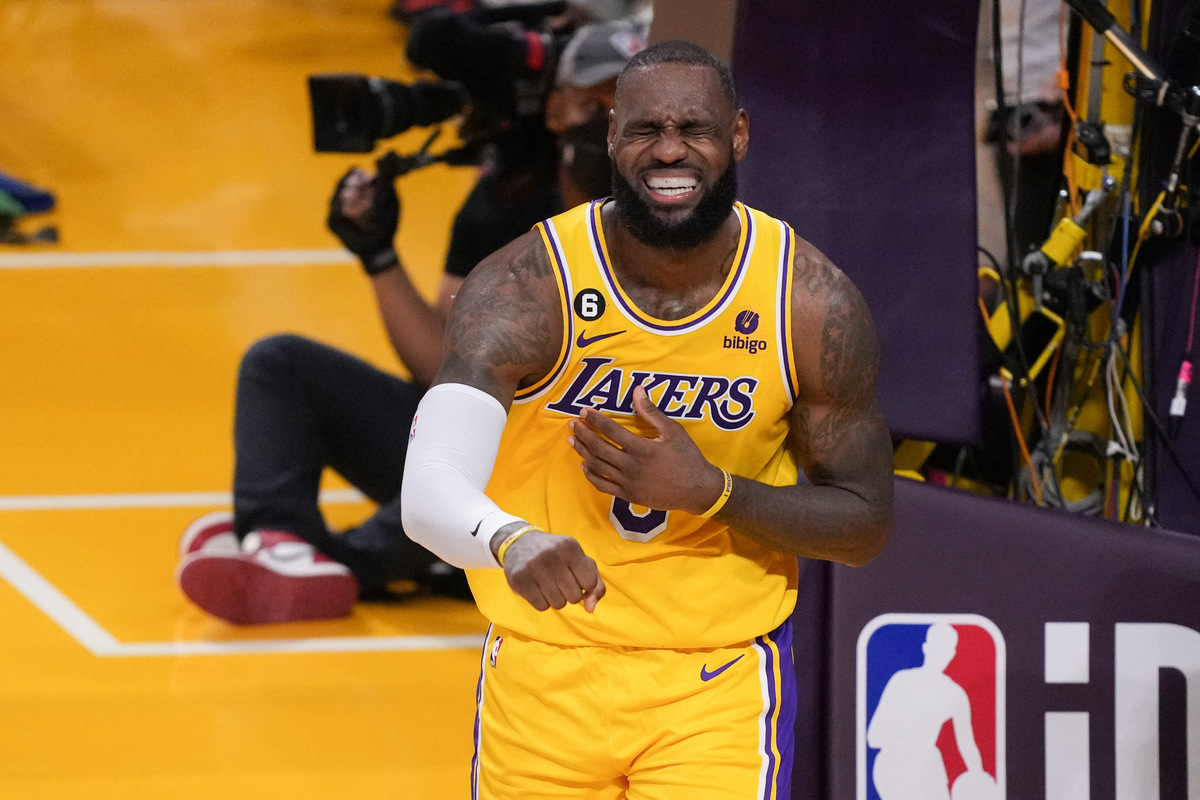 LeBron James extends, reportedly for two years, with Lakers